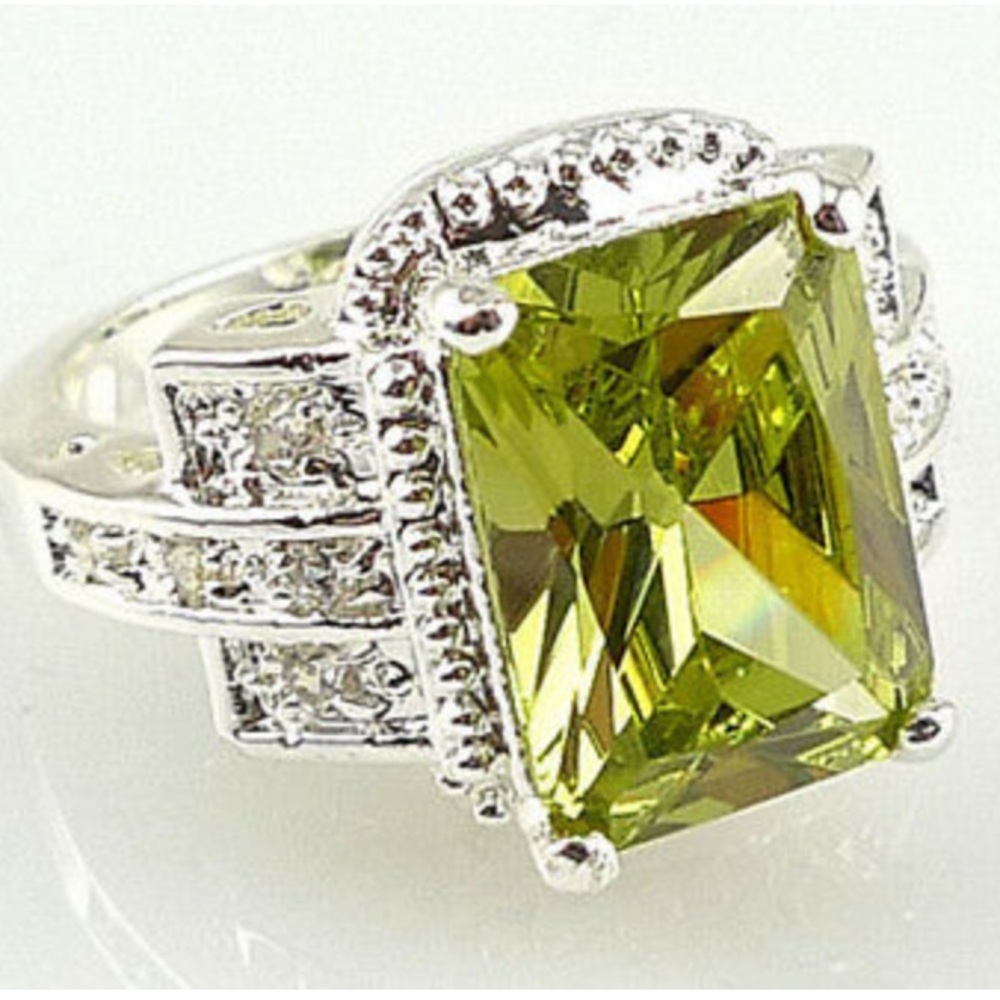 New 925 Sterling silver Emerald cut periot Ring